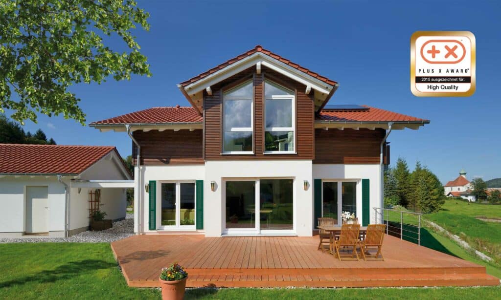 Die Hausentwürfe von Fertighaus WEISS erhielten beim Deutschen Traumhauspreis 2021 vier Auszeichnungen. Das Musterhaus Balance wurde von den Lesern und Usern von Wohnglück und Bellevue auf den ersten Platz in der Kategorie “Plus-Energiehaus” gewählt.